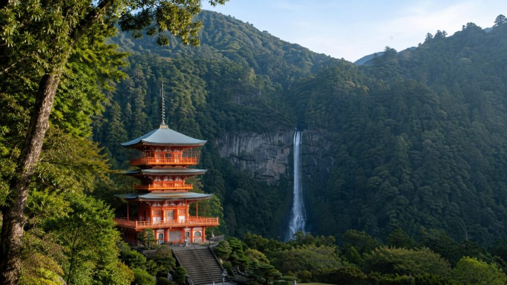 那智の滝と青岸渡寺の三重塔を望む和歌山県・熊野の風景