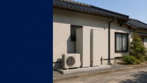 日本の戸建て住宅の外壁沿いに設置されたエコキュートの貯湯タンク2本とヒートポンプユニット