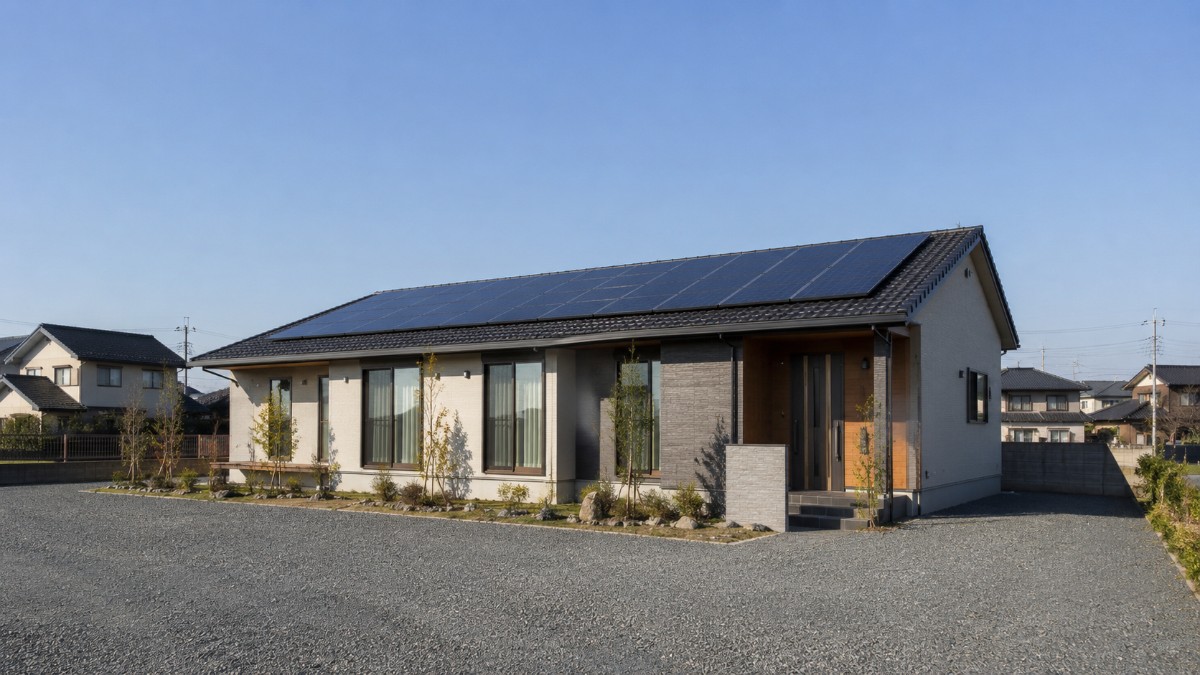 屋根に太陽光パネルを載せた日本の新築戸建住宅